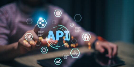 foto com uma pessoa apontando a um ícone relacionado com o texto 'API' no centro da imagem