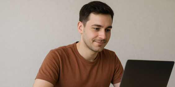 Foto de uma pessoa na frente de um notebook