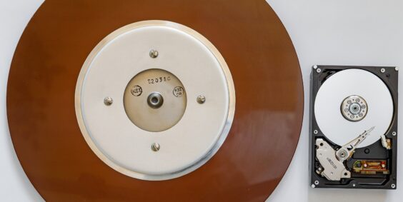 Discos de armazenamento ilustrando File System no Node.js