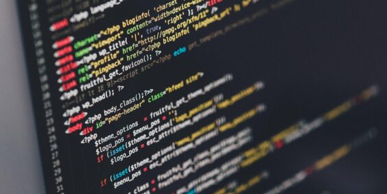 Desenvolvedor validando dados com Zod no TypeScript